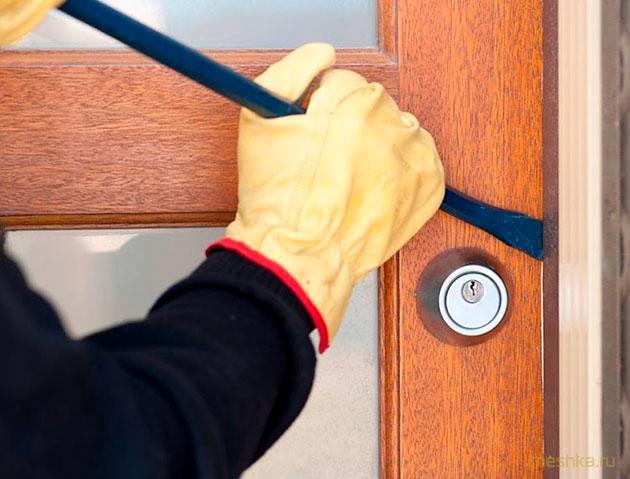 обезопасисть, свои, двери