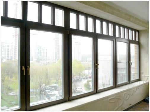 Остекление балконов деревом