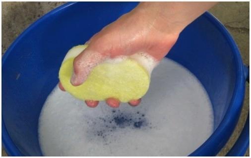 Чем мыть натяжной потолок