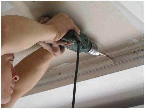 Монтаж крепежного пристенного профиля натяжного потолка