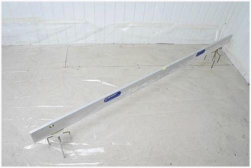 Проверка горизонтального уровня пола 