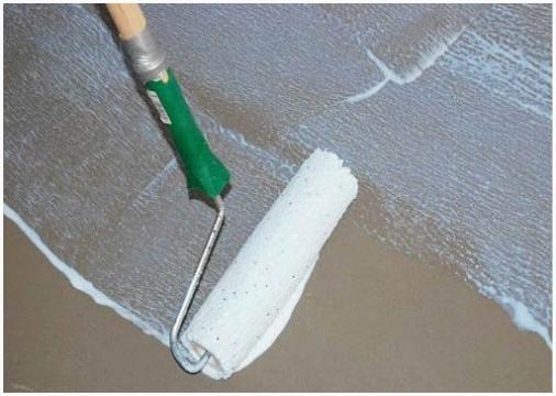 Грунтование поверхности пола