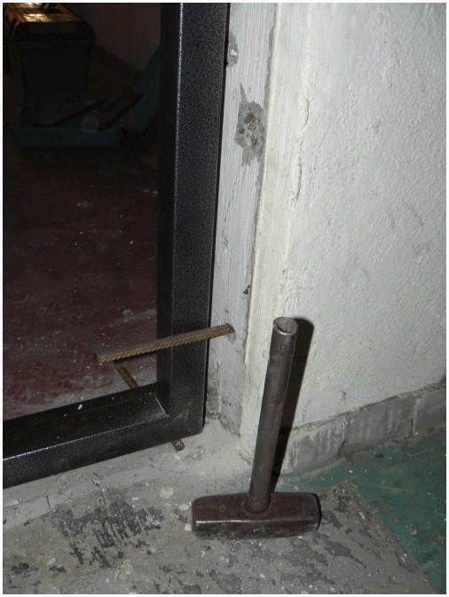 Вбиваем арматурный прут в отверстие в стене для крепления дверной коробки