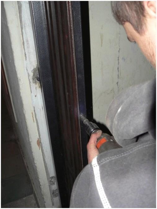 Засверливание отверстий для ригелей замка