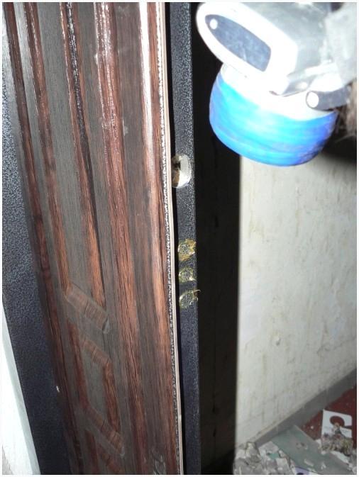 Засверливаем отверстия в дверной коробке под ригели замка