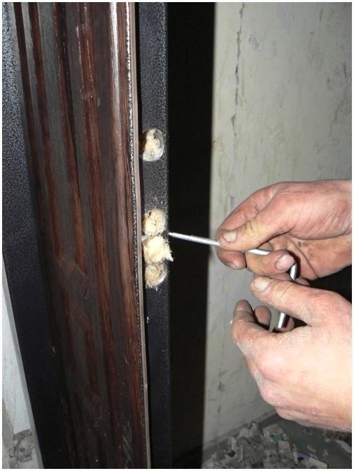 Достаем из отверстий стекловату