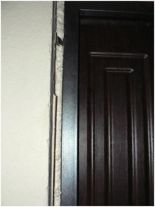 Запенивание щелей между дверной коробкой и проемом