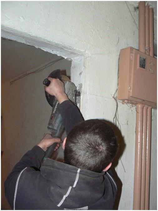 Срезание болгаркой пластин крепления старой двери