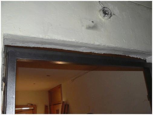 Заводим коробку двери в дверной проем