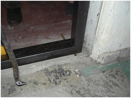 Вбиваем клинья под дверную коробку