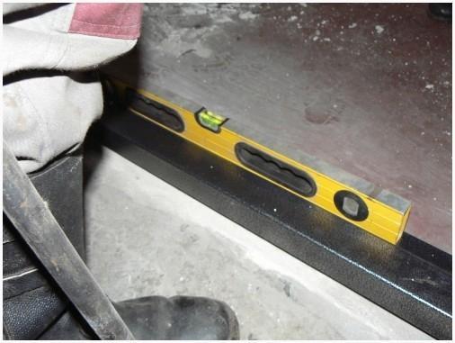 Проверка горизонтали и вертикали дверной коробки