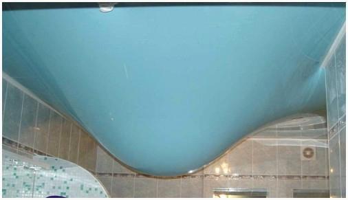Натяжной потолок удерживает воду при затоплении