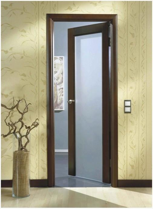 Напольный плтинтус под цвет двери