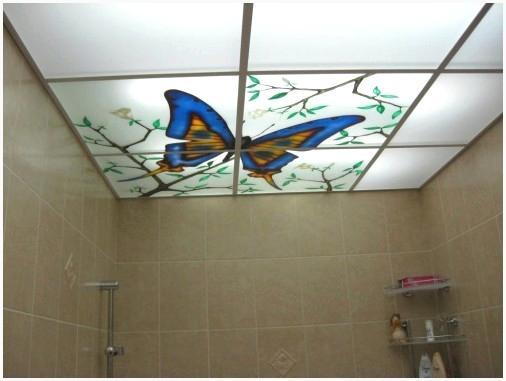 Стеклянный кассетный потолок в туалете