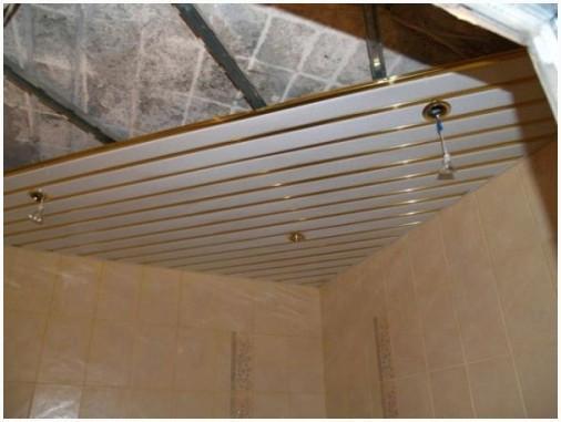 Монтаж реечного потолка в туалете