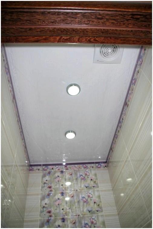 Натяжной потолок в туалете