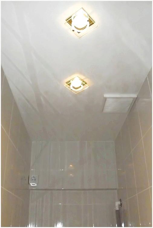 Окрашенный потолок в туалете