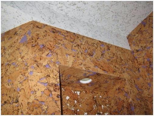 Потолок из пробковых панелей