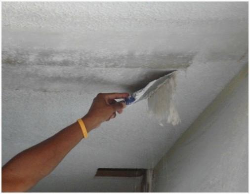 Очистка потолка от побелки