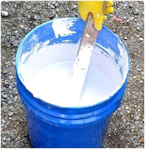 Приготовление мелового или известкового раствора для побелки потолка