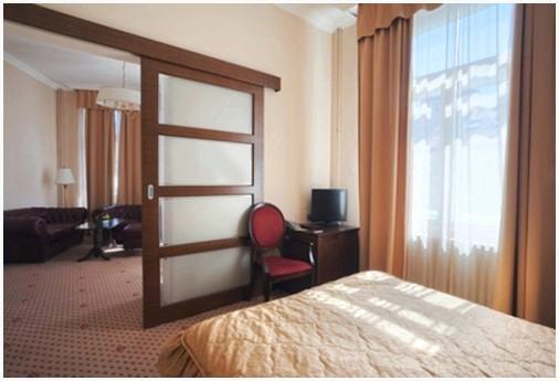 Раздвижные двери между двумя жилыми зонами