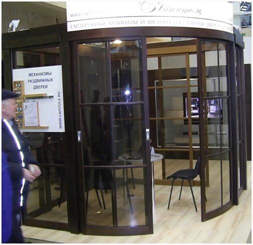 Радиусная раздвижная дверь