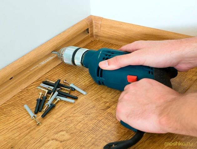 крепить, плинтуса