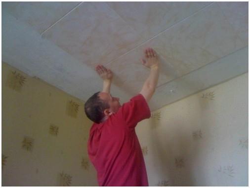 Поклейка плиток на потолок