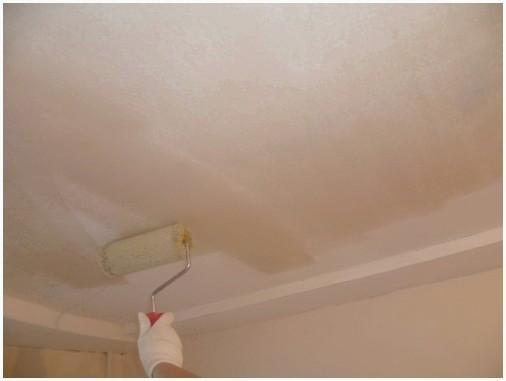 Грунтовка поверхности потолка