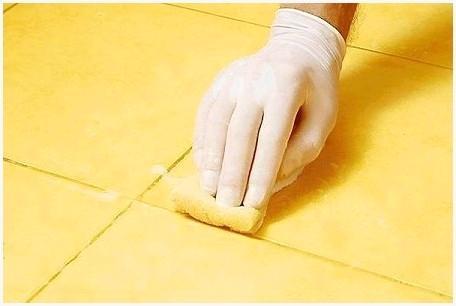 Влажная чистка плитки от остатков затирки