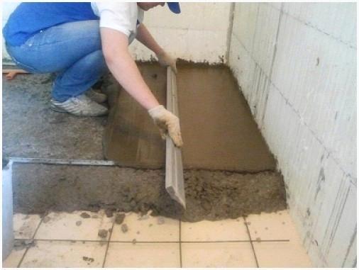 Выравнивание цементного раствора правилом