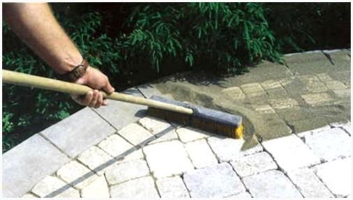Прометание сухой смеси в щели между тротуарной плиткой