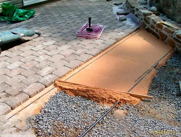 укладывать, тротуарную, плитку