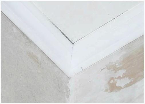 Как обрезать потолочный плинтус с помощью разметки на потолке 4