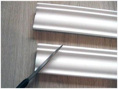 Как резать потолочный плинтус