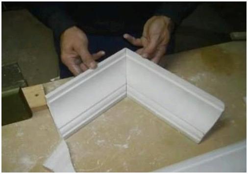 Проверяем стыковку потолочных плинтусов в углах