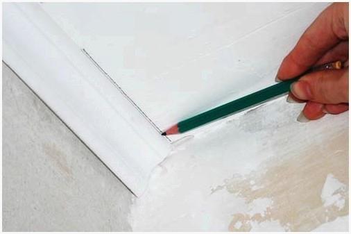 Как обрезать потолочный плинтус с помощью разметки на потолке 1