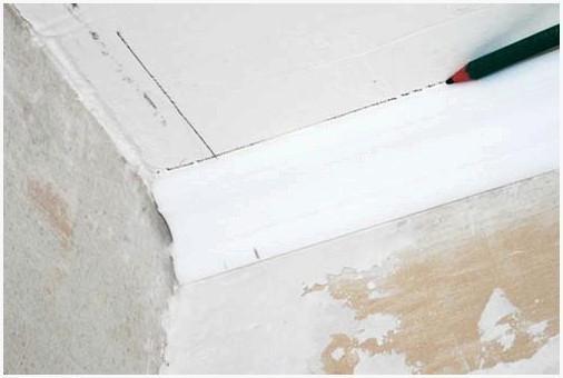 Как обрезать потолочный плинтус с помощью разметки на потолке 2