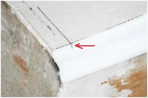 Как обрезать потолочный плинтус с помощью разметки на потолке 3