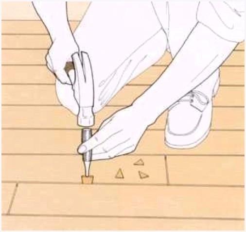 Вбивание клиньев между планками паркета