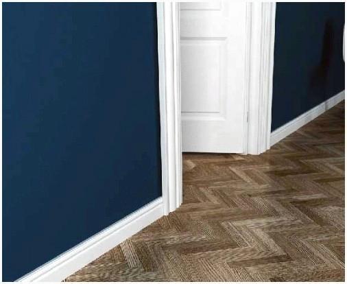 Плинтус под цвет двери