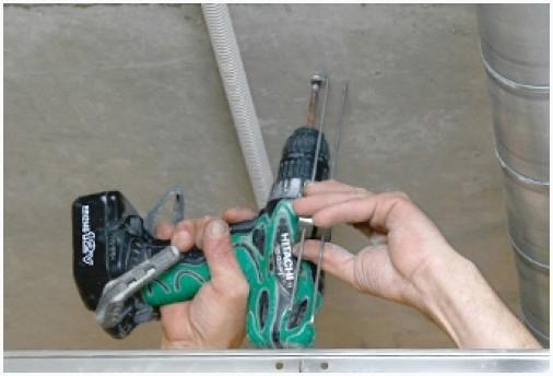 Засверливаем отверстия для подвесов