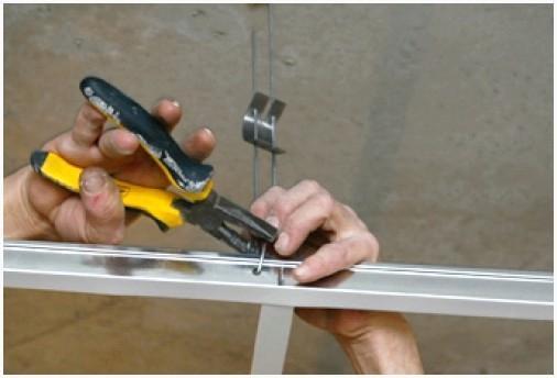 Крепим подвесы к направляющей