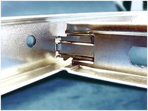 Соединение промежуточных направляющих с основным профилем