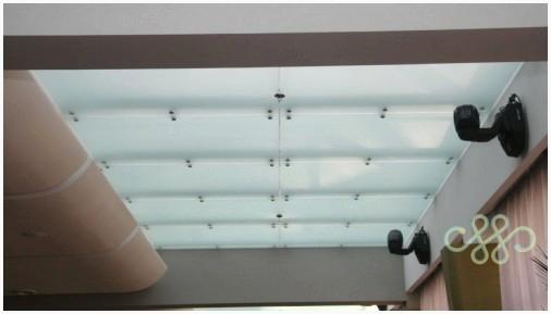 Крепление стеклянных плит декоративными винтами