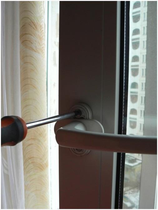 Откручивание ручки пластикового окна