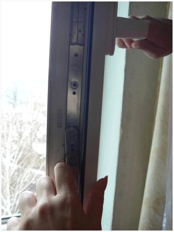 Ответный механизм ручки на фурнитуре пластикового окна