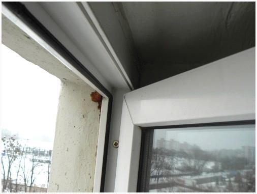 Прижимаем верхнюю часть створки к раме