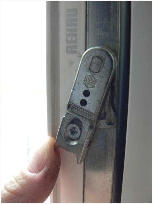 Блокиратор на створке пластикового окна