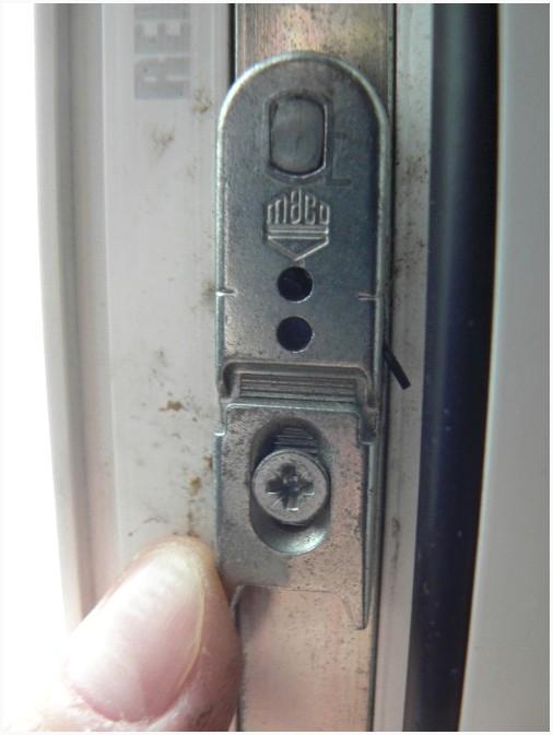 Прижимаем блокиратор створки к уплотнителю